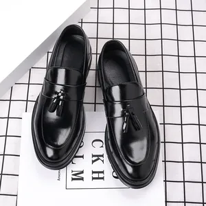 Détail rapproché des mocassins noirs à glands en cuir poli pour hommes élégants