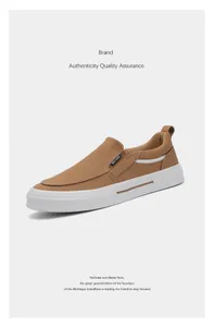 Λεπτομερής άποψη καφέ πάνινων παπουτσιών slip-on με άνετες λευκές σόλες για άνδρες.