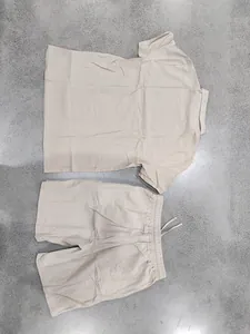 Vue détaillée de l'ensemble polo et short de loisirs en lin beige pour hommes
