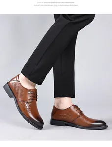 Dettaglio di scarpe stringate eleganti marroni con lavorazione traforata per uomo