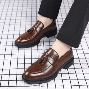 Gros plan sur des mocassins à glands pour hommes en cuir marron avec finition polie