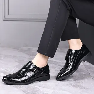 Detailopname van stijlvolle zwarte lakschoenen met een ruitpatroon en zijsluiting