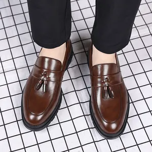 Vue détaillée de qualité supérieure de mocassins à glands en cuir marron pour hommes d'affaires
