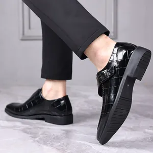 Detailweergave van zwarte monkstrap-loafers met krokodillenpatroon en antislipzool