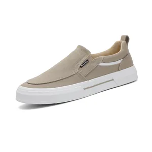 Ανδρικά casual slip-on πάνινα μοκασίνια σε χακί με λευκή σόλα και λεπτομέρεια 1985