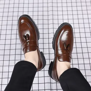 Vue détaillée de mocassins à glands en cuir marron avec une finition très élégante.
