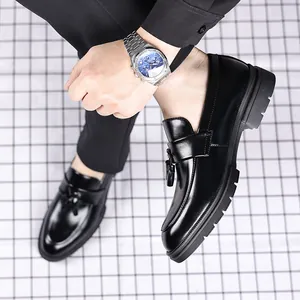 Vue détaillée des mocassins à pampilles en cuir noir pour hommes au design élégant