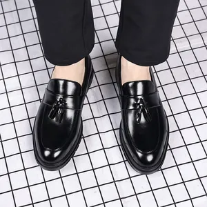 Vue détaillée de mocassins en cuir noir de qualité avec glands classiques et fini brillant
