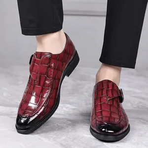 Detail van bordeauxrode monk strap loafers van leer met krokodillenprint en kleurverloop