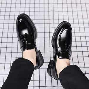 Vue détaillée des mocassins en cuir noir pour hommes avec glands et finition polie.