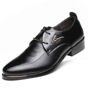 Elegantes zapatos de vestir de cuero negro para hombre con punta fina y detalle en V dorado