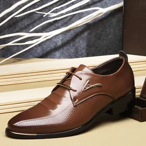 Zapatos de vestir clásicos marrones para hombre con elegante adorno metálico en V