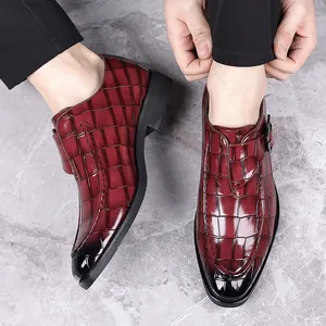 Gedetailleerd overzicht van bordeauxrode herenschoenen met krokodillenmotief en gesp