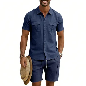 Set camicia in lino blu scuro e pantaloncini cargo in una vista professionale in studio