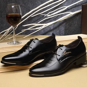 Elegantes zapatos de vestir negros para hombre con punta fina y detalles dorados