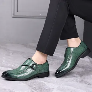 Gedetailleerd zicht op groene loafers met krokodillenpatroon, gesp en zwarte neus