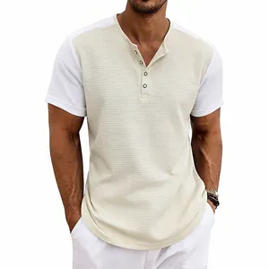 Detalle de camiseta Henley de punto gofrado para hombre con diseño de bloques de color