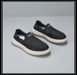 Mocassins légers en toile noire pour hommes avec semelles épaisses et motifs à vagues.