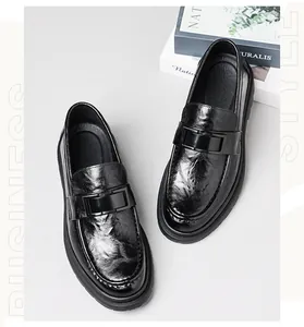 Vista detallada de los mocasines de cuero negro para hombre con acabado brillante