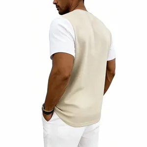 Vista posterior de una camiseta Henley para hombre en punto gofrado bicolor beige y blanco
