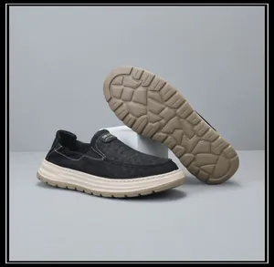 Vue détaillée de chaussures décontractées pour hommes avec semelles épaisses et motif texturé.