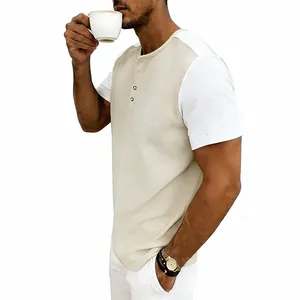 Camiseta Henley de punto de gofre bicolor para hombre con detalle de botones al cuello.