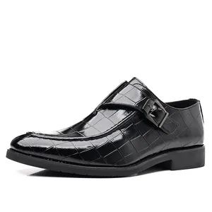 Premium zwarte heren loafer met krokodillenpatroon en een elegante zijgesp sluiting