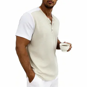 Primer plano de camiseta Henley para hombre en tejido gofrado con diseño bicolore