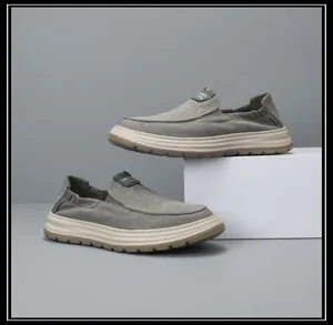 Vue latérale de mocassins gris légers pour hommes avec semelle compensée beige