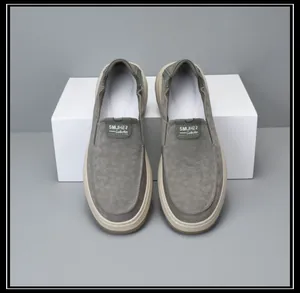 Détails de ces mocassins gris pour hommes avec semelles épaisses et respirantes