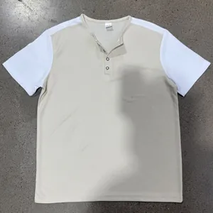 Vista detallada de la camiseta Henley para hombre en punto gofrado beige y blanco.