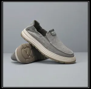 Vue détaillée de mocassins gris légers pour hommes avec semelles épaisses crème