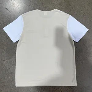 Vista posterior de camiseta para hombre en punto gofrado bicolor beige y blanco casual.