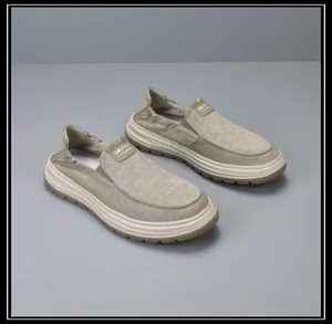 Gros plan de mocassins décontractés pour hommes en kaki avec semelles épaisses et texturées