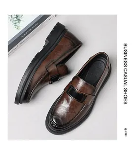 Mocasines marrones de hombre estilo business casual con hebilla negra y suela gruesa
