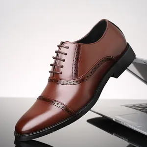 Zapatos de vestir marrones clásicos para hombre con detalles brogue y acabado.