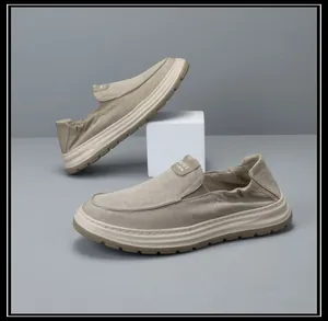Vue détaillée des mocassins beiges légers pour hommes avec semelles épaisses