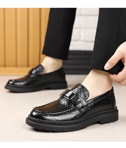 Mocasines elegantes de piel suave negra para hombre con suela gruesa y detalle de hebilla