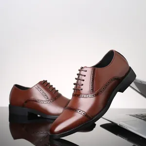 Primer plano de zapatos brogue de cuero marrón en un entorno profesional de oficina