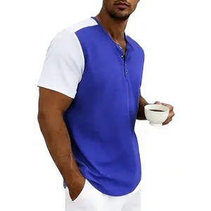 Primer plano detallado de una camiseta Henley azul y blanca con tejido de gofre