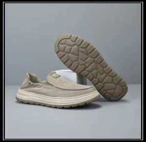 Vue latérale et semelle antidérapante de mocassins décontractés pour hommes