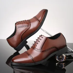 Vista detallada de zapatos de cuero marrón con elegantes perforaciones brogue