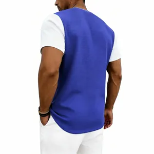 Vista trasera detallada de camiseta de punto gofrado para hombre en azul y blanco