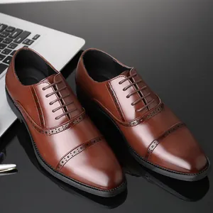 Primer plano de zapatos Oxford de cuero marrón para hombre con detalles clásicos brogue.