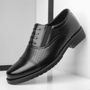 Chaussures richelieu classiques en cuir noir pour hommes avec bout rapporté et perforations