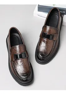 Vista detallada de mocasines de cuero marrón para hombre estilo británico con suela gruesa