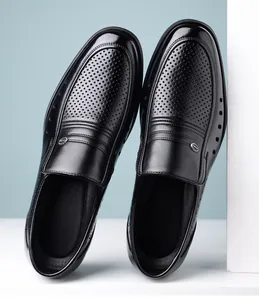 Vue de dessus de chaussures de ville noires à motifs perforés respirants