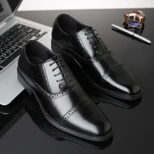 Primer plano de zapatos Oxford de cuero negro con detalles Brogue en estilo formal