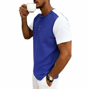 Primer plano de una camiseta Henley de punto gofrado azul y blanca para hombres.