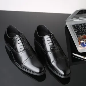 Vista detallada de zapatos Oxford de cuero negro pulido en superficie